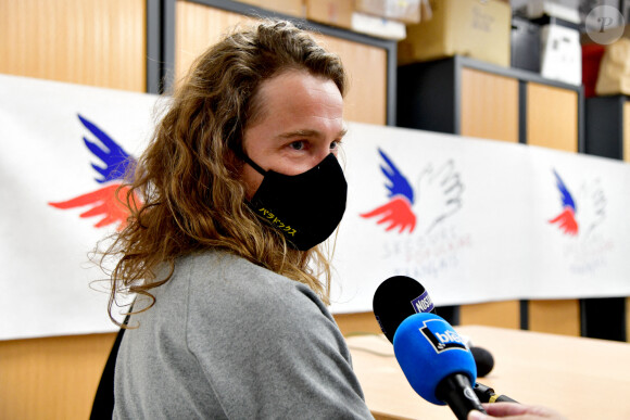 Exclusif - Julien Doré, après avoir lancé une tombola au profit des sinistrés de la tempête Alex qui a frappé les Alpes-Maritimes, fait un point presse au siège du Secours Populaire 06 à Nice le 23 novembre 2020. © Bruno Bebert / Bestimage 