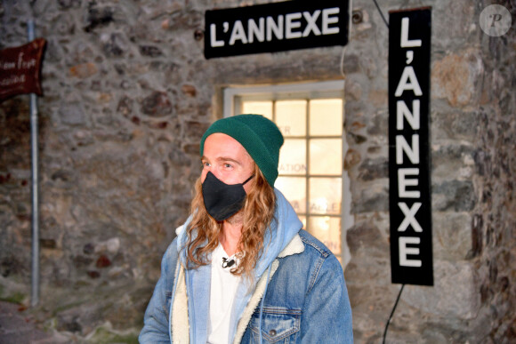 Exclusif - Le chanteur Julien Doré à la rencontre des sinistrés avec des bénévoles du Secours populaire dans la Vésubie suite au passage de la tempête Alex, à Saint-Martin-Vésubie, France, le 21 novembre 2020. © Bruno Bebert/Bestimage 