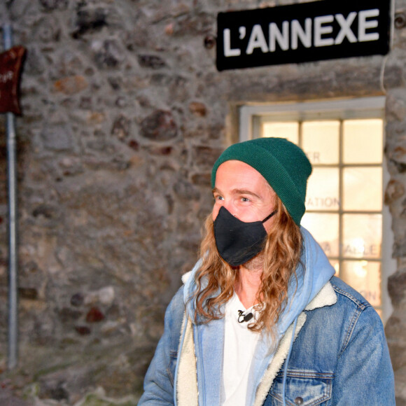 Exclusif - Le chanteur Julien Doré à la rencontre des sinistrés avec des bénévoles du Secours populaire dans la Vésubie suite au passage de la tempête Alex, à Saint-Martin-Vésubie, France, le 21 novembre 2020. © Bruno Bebert/Bestimage 