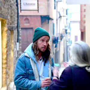 Exclusif - Le chanteur Julien Doré à la rencontre des sinistrés avec des bénévoles du Secours populaire dans la Vésubie suite au passage de la tempête Alex, à Saint-Martin-Vésubie, France, le 21 novembre 2020. © Bruno Bebert/Bestimage 