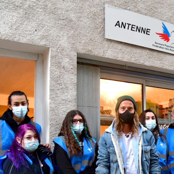 Exclusif - Le chanteur Julien Doré à la rencontre des sinistrés avec des bénévoles du Secours populaire dans la Vésubie suite au passage de la tempête Alex, à Saint-Martin-Vésubie, France, le 21 novembre 2020. © Bruno Bebert/Bestimage 