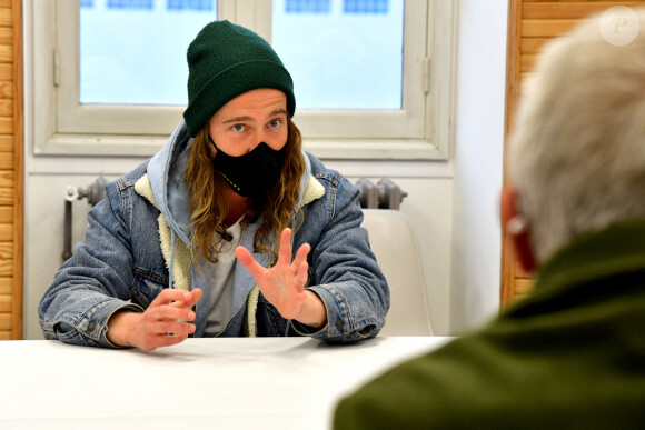 Exclusif - Le chanteur Julien Doré à la rencontre des sinistrés avec des bénévoles du Secours populaire dans la Vésubie suite au passage de la tempête Alex, à Saint-Martin-Vésubie, France, le 21 novembre 2020. © Bruno Bebert/Bestimage 