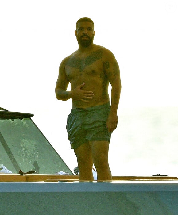 Exclusif - Drake a passé la journée en bateau et profité de la plage du Nikki beach à St. Perter Parish sur l'île de La Barbade, le 23 juillet 2020