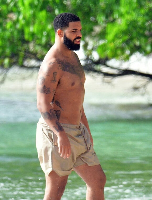 Exclusif - Le rappeur Drake, torse nu et tatoué, passe une journée en bord de mer à La Barbade le 14 juillet 2020.