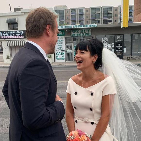 Lily Allen se marie à Las Vegas avec David Harbour devant un sosie d'Elvis.