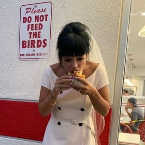 Lily Allen se marie à Las Vegas avec David Harbour devant un sosie d'Elvis.