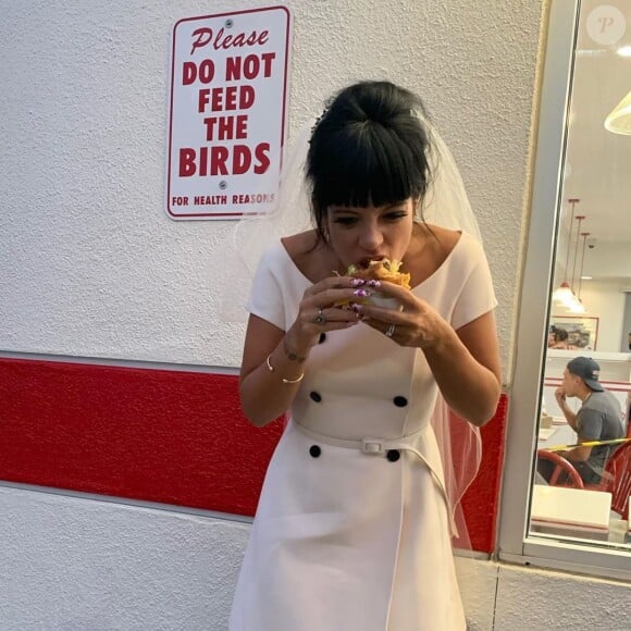 Lily Allen se marie à Las Vegas avec David Harbour devant un sosie d'Elvis.