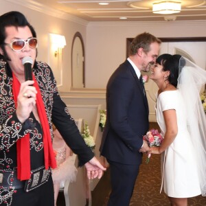 Lily Allen se marie à Las Vegas avec David Harbour devant un sosie d'Elvis.