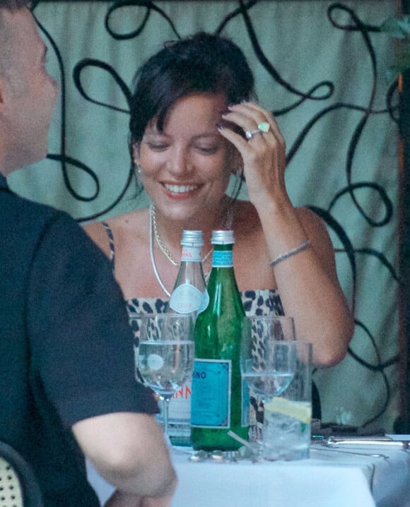 Exclusif - Lily Allen dîne en terrasse avec des amis à Londres, le 11 août 2020. Elle affiche sa bague de fiançailles.