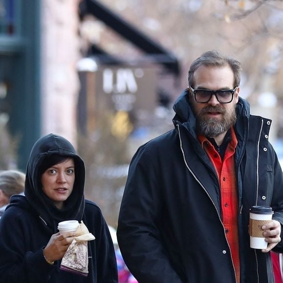 Exclusif - Lily Allen et son compagnon David Harbour font du shopping à Aspen, Colorado, États-Unis, le 4 janvier 2020.