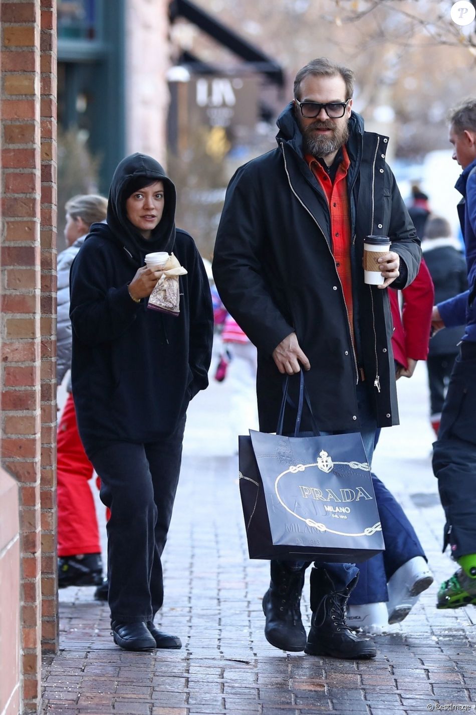 Exclusif - Lily Allen et son compagnon David Harbour font du shopping à Aspen, Colorado, États-Unis, le 4 janvier 2020.