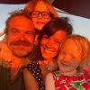 Lily Allen, ses filles et son mari David Harbour sur Instagram, été 2020.