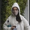 Exclusif - Ariana Grande, dissimulée sous sa capuche et derrière son masque de protection contre le coronavirus (Covid-19), quitte son cours de gym à Los Angeles, le 18 juin 2020.