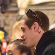 Exclusif -  Ariana Grande câline et embrasse son fiancé Pete Davidson lors d'une virée shopping entre amis à New York, le 28 juin 2018