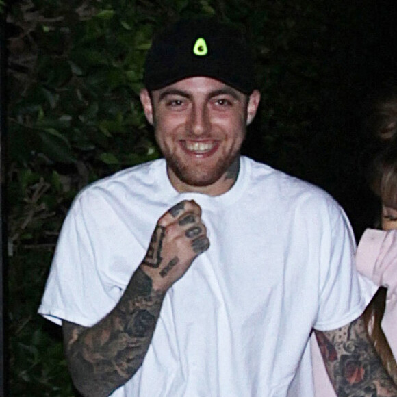 Exclusif - Ariana Grande et le rappeur Mac Miller roucoulent d'amour lors d'une sortie en couple à Los Angeles. Ariana porte une attelle à la cheville gauche et des claquettes en fourrure rose. Le 1er septembre 2016