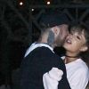 Exclusif - Ariana Grande et le rappeur Mac Miller roucoulent d'amour lors d'une sortie en couple à Los Angeles. Ariana porte une attelle à la cheville gauche et des claquettes en fourrure rose. Le 1er septembre 2016