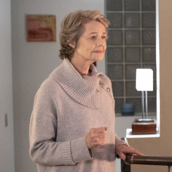Exclusif - Charlotte Rampling (dans le rôle de la nounou anglaise) et Muriel Robin (dans le rôle de Maud) - Sketch Le Mariage - Tournage du film "I love you coiffure" de M.Robin. Le 6 janvier 2020 © Cyril Moreau / Bestimage