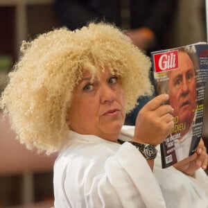 Exclusif - Mimie Mathy (dans le rôle de Mme Plantin) - Sketch Le Salon de coiffure - Tournage du film "I love you coiffure" de M.Robin. Le 6 janvier 2020 © Cyril Moreau / Bestimage