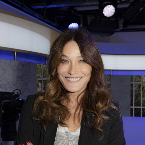 Exclusif - Carla Bruni-Sarkozy - Enregistrement de l'émission Clique, présentée par Mouloud Achour, et diffusée sur Canal Plus dimanche 18 Octobre 2020, avec pour invité Carla Bruni-Sarkozy, et la présence du nouveau chroniqueur Oxmo Puccino . - Paris le 16/10/2020 - © Jack Tribeca / Bestimage