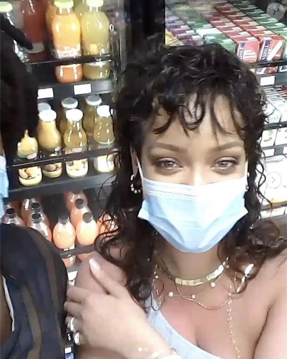 Rihanna, masquée dans une station essence à la Barbade. Décembre 2020.