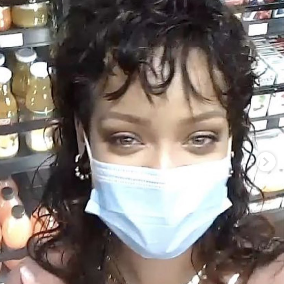 Rihanna, masquée dans une station essence à la Barbade. Décembre 2020.