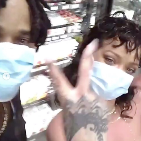 Rihanna, masquée dans une station essence à la Barbade. Décembre 2020.