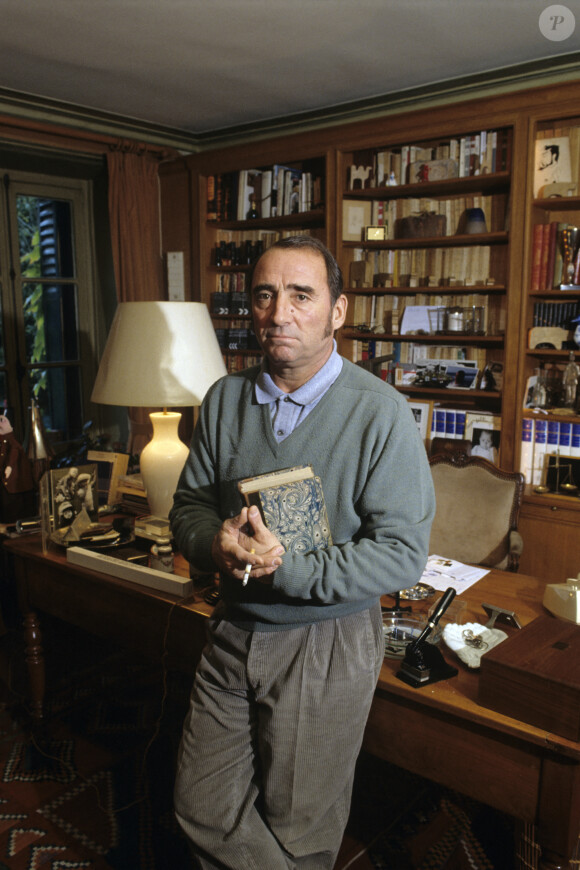 En France, rendez-vous avec Claude Brasseur à son domicile, dans sa maison de campagne, Chantoiseau. Octobre 1989 © Michel Croizard via Bestimage