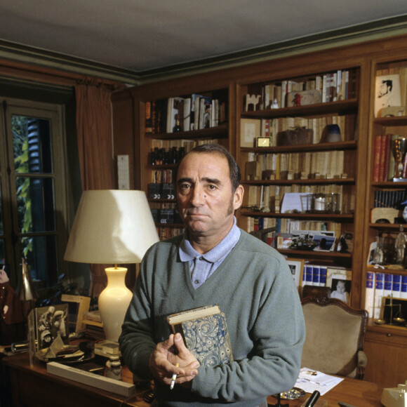En France, rendez-vous avec Claude Brasseur à son domicile, dans sa maison de campagne, Chantoiseau. Octobre 1989 © Michel Croizard via Bestimage