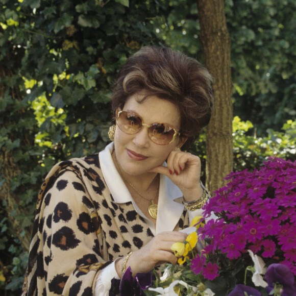 Archives - En France, à Paris, Rika Zarai chez elle dans sa maison Villa Montmorency le 29 avril 1996.