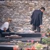 Alain Delon et Mireille Darc sur la tombe de Romy Schneider à Boissy-sans-Avoir dans les Yvelines, en 1982. 