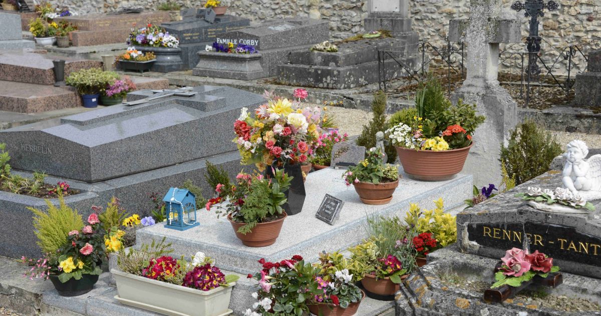 La tombe de Romy Schneider à BoissysansAvoir, dans les Yvelines, le 3