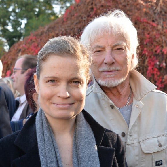 La marraine Sarah Biasini (enceinte) et Hugues Aufray (parrain) - Cérémonie du Ban des Vendanges du Clos-Montmartre 2017 le 14 octobre 2017 © Veeren Ramsamy / Bestimage