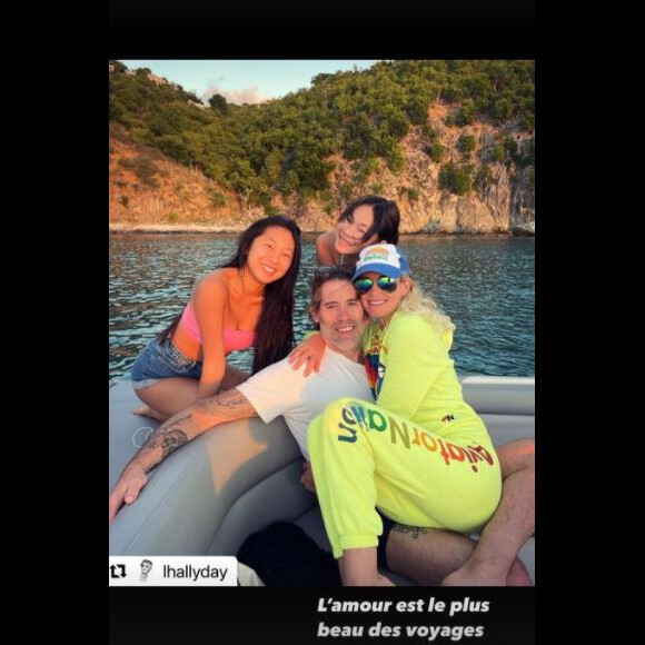 A l'ocassion de Noël, Jalil Lespert a publié une photo de lui avec sa compagne Laeticia Hallyday et ses deux filles Jade et Joy. La photo avait été prise quelques jours aupravant, lors de leur voyage à Saint-Barthélemy pour le troisième anniversaire de la mort de Johnny.