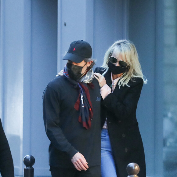 Exclusif - Laeticia Hallyday et son compagnon Jalil Lespert sortent de chez Jalil à Paris pour aller à la pharmacie, alors que Carl met les valises dans la voiture pour repartir avec les enfants de Jalil (Aliosha et Kahina) se confiner à Marnes-la-Coquette, le 13 novembre 2020. 