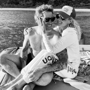 Laeticia Hallyday et Jalil Lespert posant pour leur première photo à deux sur Instagram, lors de leurs vacances à Saint-Barthélemy, à la mi-décembre.