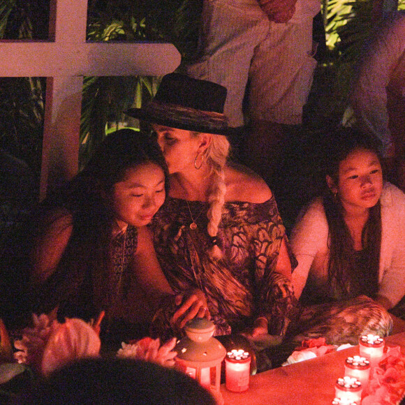 Exclusif - Pour le deuxième anniversaire de la mort de Johnny, Laeticia Hallyday et ses filles Jade et Joy se recueillent une nouvelle fois sur sa tombe au cimetière de Lorient à Saint-Barthélemy. Pour l'occasion, soirée très intime avec quelques musiciens et très peu de lumière, le 6 décembre 2019.