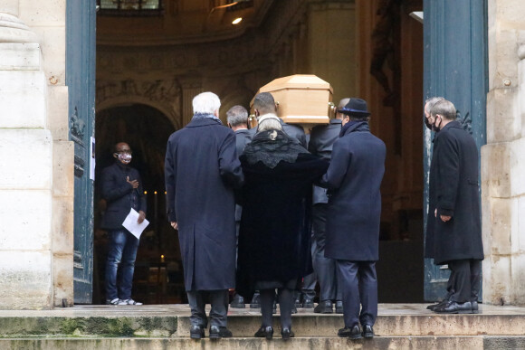 Arrivées - Alexandre Brasseur, Michèle Cambon, la femme de Claude Brasseur - Obsèques de l'acteur Claude Brasseur en l'église Saint-Roch à Paris le 29 décembre 2020.
