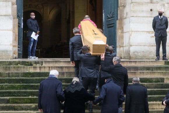 Arrivées - Alexandre Brasseur, Michèle Cambon, la femme de Claude Brasseur - Obsèques de l'acteur Claude Brasseur en l'église Saint-Roch à Paris le 29 décembre 2020.  