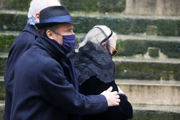 Arrivées - Alexandre Brasseur et sa mère Michèle Cambon, la femme de Claude Brasseur - Obsèques de l'acteur Claude Brasseur en l'église Saint-Roch à Paris le 29 décembre 2020.  