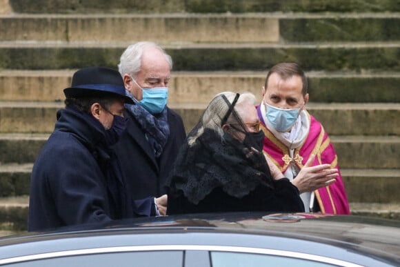 Arrivées - Alexandre Brasseur et sa mère Michèle Cambon, la femme de Claude Brasseur - Obsèques de l'acteur Claude Brasseur en l'église Saint-Roch à Paris le 29 décembre 2020.  