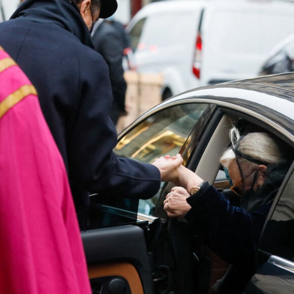 Michèle Cambon, la femme de Claude Brasseur et son fils Alexandre - Obsèques de l'acteur Claude Brasseur en l'église Saint-Roch à Paris le 29 décembre 2020.  