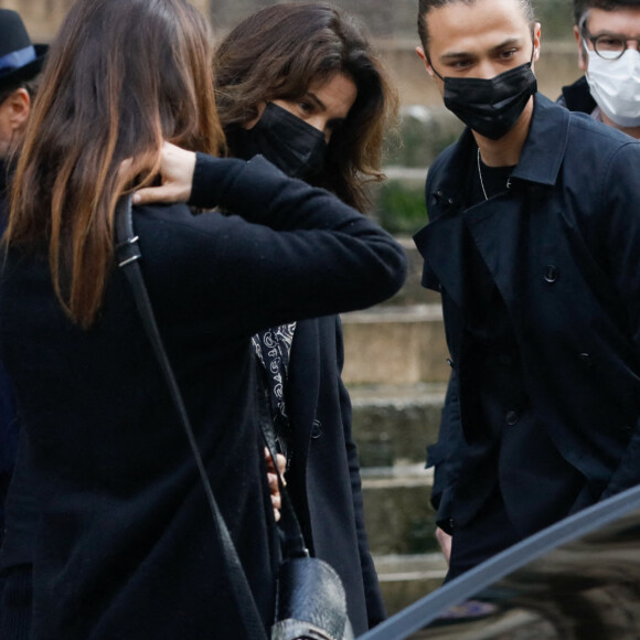 Alexandre Brasseur, son ex femme Juliette et leurs enfants Jeanne et Louis - Obsèques de l'acteur Claude Brasseur en l'église Saint-Roch à Paris le 29 décembre 2020.  