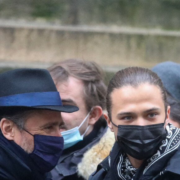 Sorties - Alexandre Brasseur et son fils Louis - Obsèques de l'acteur Claude Brasseur en l'église Saint-Roch à Paris le 29 décembre 2020.