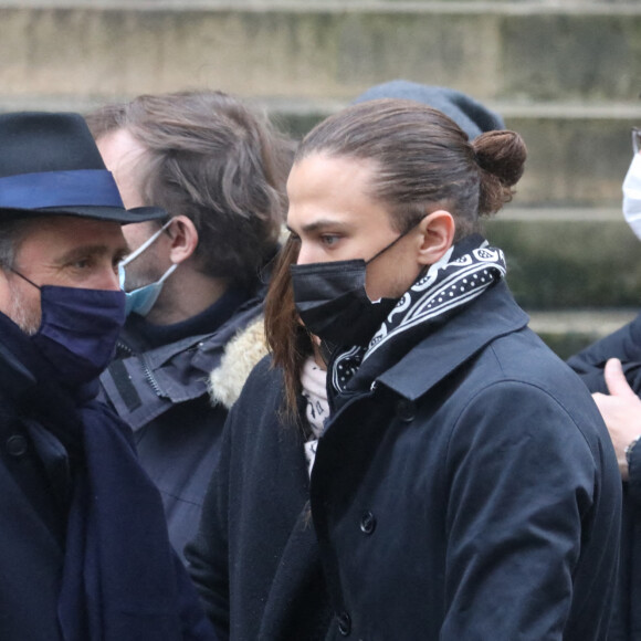 Sorties - Alexandre Brasseur et son fils Louis - Obsèques de l'acteur Claude Brasseur en l'église Saint-Roch à Paris le 29 décembre 2020.  