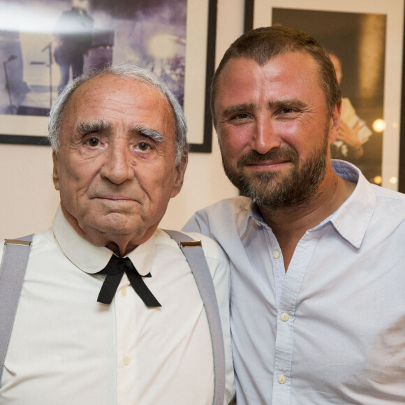 Claude Brasseur et son fils Alexandre dans les coulisses du Festival de Ramatuelle, pour la pièce "La Colère du Tigre". © Cyril Bruneau / Festival de Ramatuelle / Bestimage