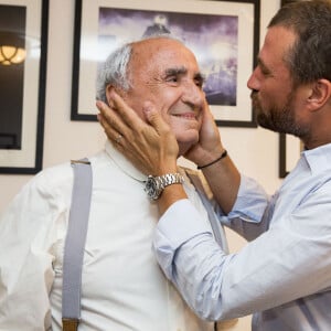 Claude Brasseur et son fils Alexandre dans les coulisses du Festival de Ramatuelle, pour la pièce "La Colère du Tigre". Le 6 août 2015 © Cyril Bruneau / Festival de Ramatuelle / Bestimage