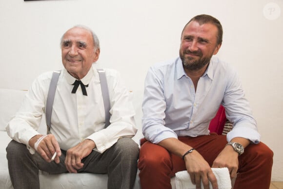 Claude Brasseur et son fils Alexandre dans les coulisses du Festival de Ramatuelle, pour la pièce "La Colère du Tigre". Le 6 août 2015 © Cyril Bruneau / Festival de Ramatuelle / Bestimage