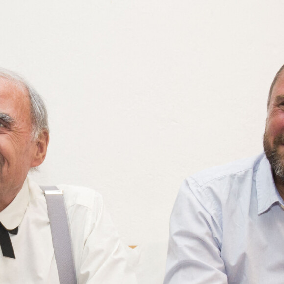 Claude Brasseur et son fils Alexandre dans les coulisses du Festival de Ramatuelle, pour la pièce "La Colère du Tigre". Le 6 août 2015 © Cyril Bruneau / Festival de Ramatuelle / Bestimage