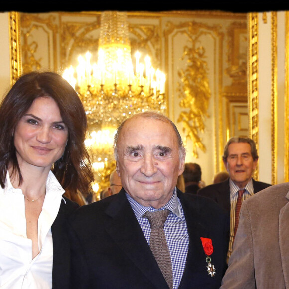 Claude Brasseur et Jean-Paul Belmondo entre Alexandre Brasseur et Juliette Brasseur - Claude Brasseur reçoit les insignes d'Officier de la Légion d'Honneur des mains du président de la République F.Hollande lors de la cérémonie organisée dans le Salon des Ambassadeurs au Palais de l'Elysée à Paris, le 13 mars 2017. © Alain Guizard/Bestimage 