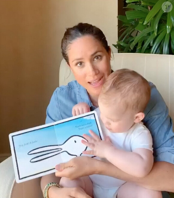 Meghan Markle, duchesse de Sussex, lit l'histoire "Duck ! Rabbit ! " à son fils Archie à l'occasion de son 1er anniversaire pour le compte Instagram de l'ONG "Save The Children". Los Angeles. Le 6 mai 2020. 